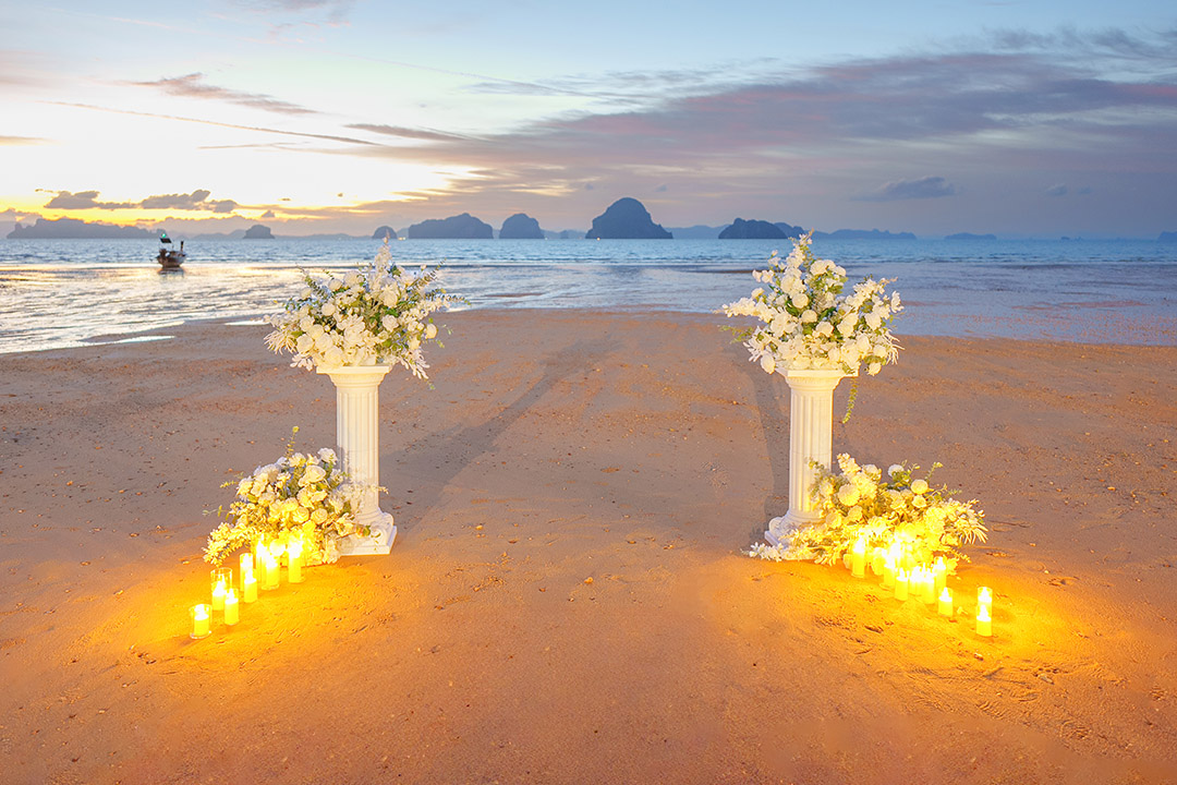 Eternal Elegance – Roman pillars with flowers