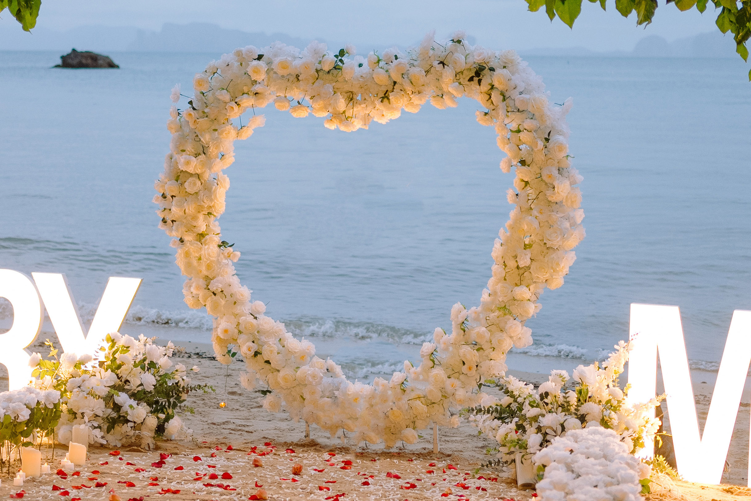 Heart of Romance – Heart-shaped flower arch